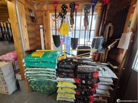 Kirveitä, kalastusvälineitä...